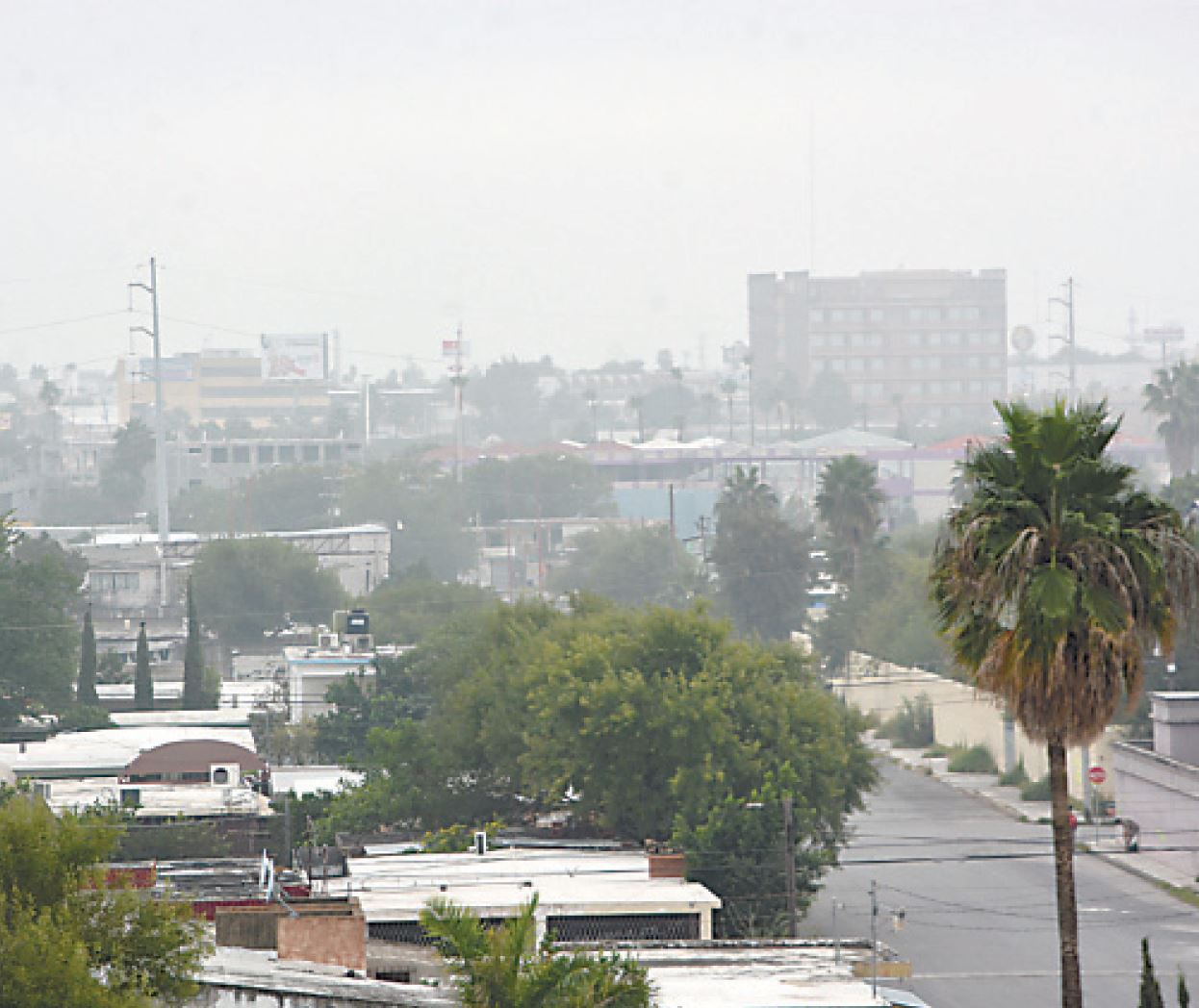 Invade el norte una nube de humo - La Tarde