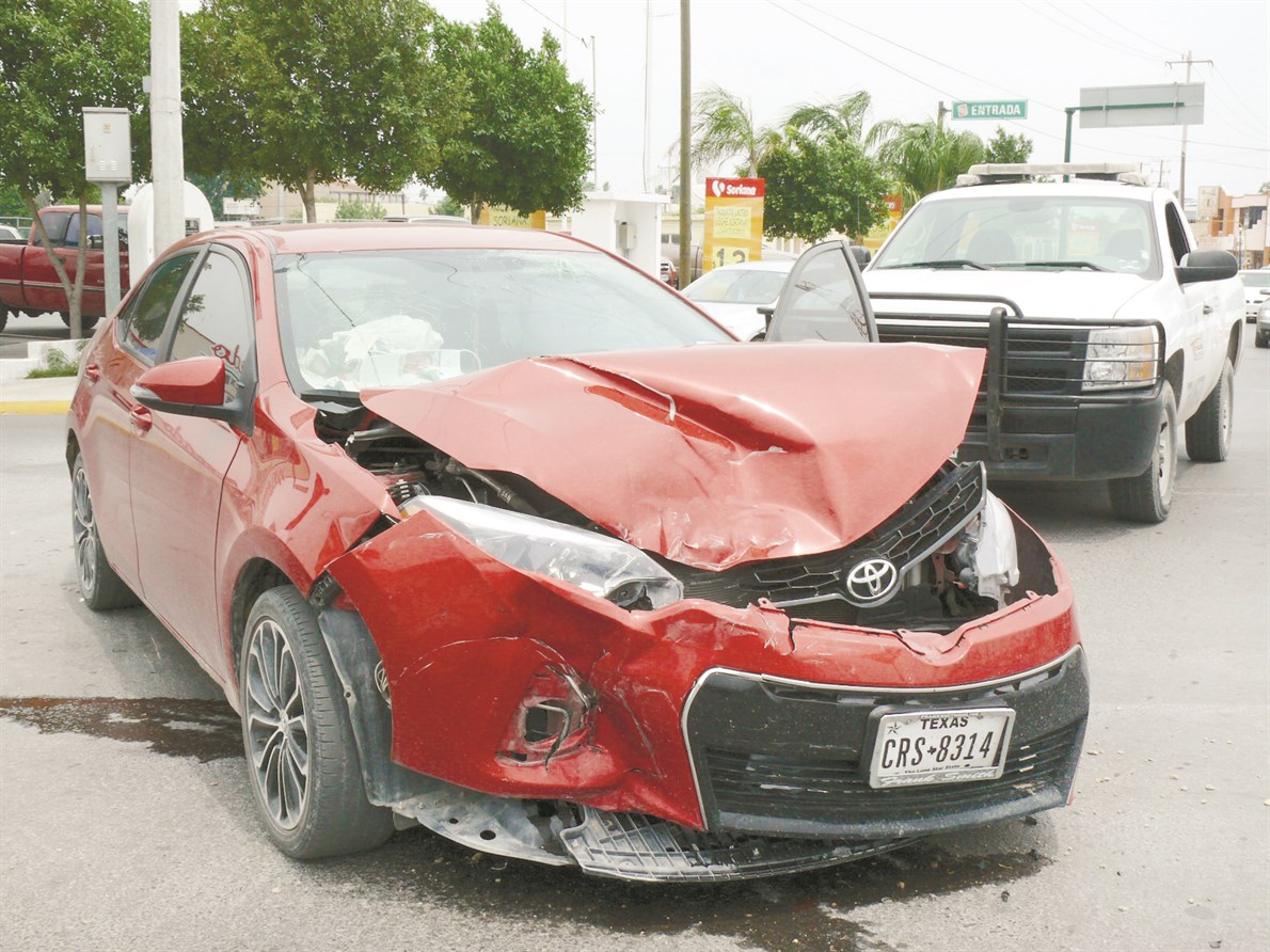 DESTROZADO. Flamante Toyota, tipo Corolla, color guindo, de reciente modelo, quedó seriamente destrozado. (foto: Heriberto Rodríguez).