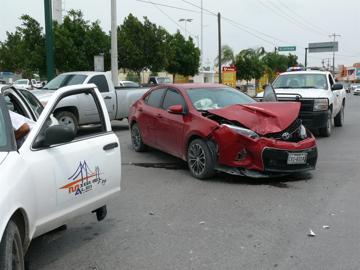 APARATOSO. El accidente automovilístico registrado en la rotonda de esta ciudad, arrojó cuantiosos daños materiales en flamante Toyota. (foto: Heriberto Rodríguez)