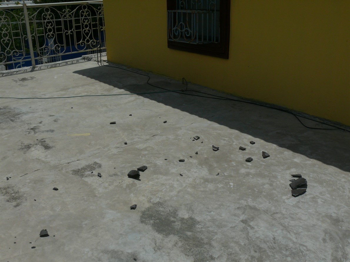 PEDAZOS. En el suelo quedaron esparcidos los trozos de teja que se desprendieron del techo de las casas que fueron impactadas por las balas.