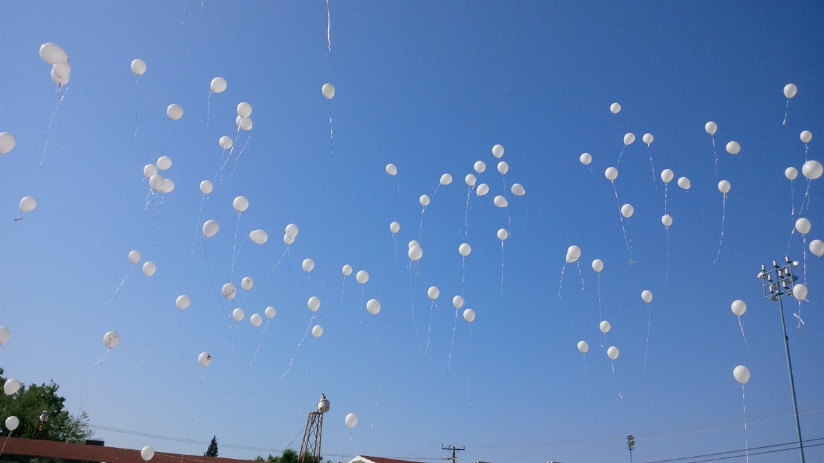 AL CIELO. Cientos de globos blancos fueron soltados simultáneamente por los alumnos de las escuelas primarias de la localidad en señal de paz. (Foto: Heriberto Rodríguez)
