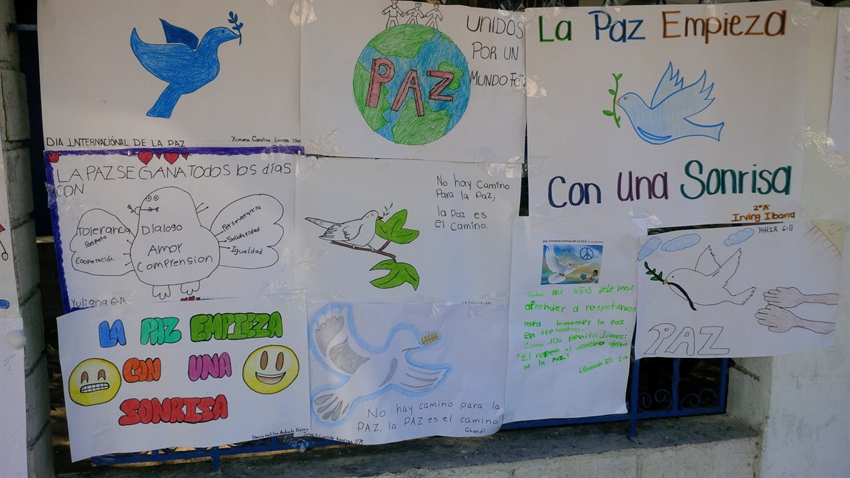 CARTELES. Con leyendas y mensajes alusivos al Día Mundial de la Paz, alumnos de primaria elaboraron trabajos en cartulinas ilustradas. (Foto: Heriberto Rodríguez)
