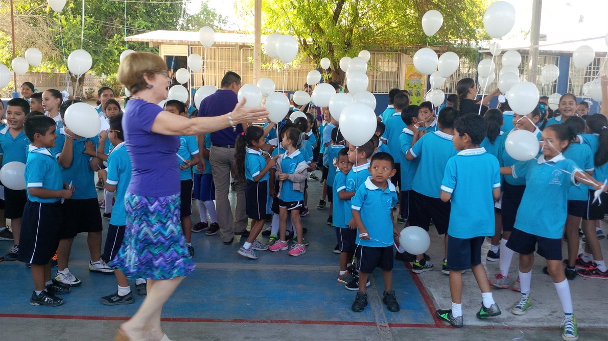 CONMEMORAN. Alumnos de la primaria “Justo Sierra” participaron en la celebración del Día Mundial de la Paz, soltando globos con mensajes escritos por ellos mismos. (Foto: Heriberto Rodríguez)