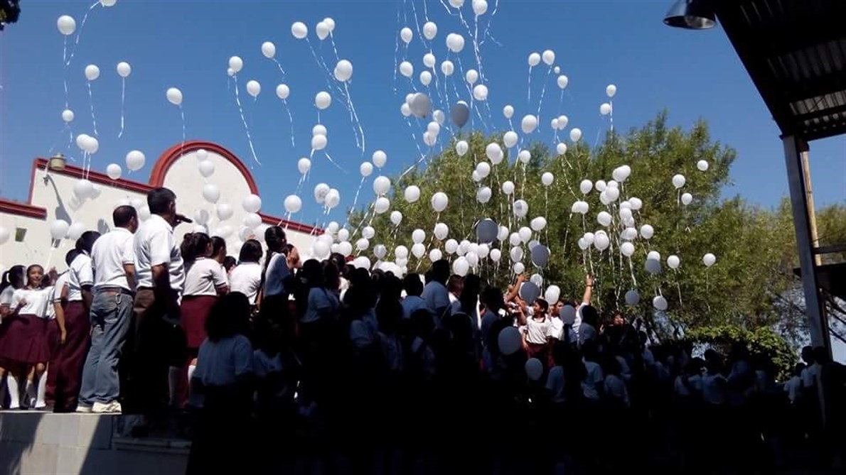 PARTICIPAN. En la secundaria técnica #49, también participaron en la conmemoración del Día Mundial de la Paz. (Foto: Heriberto Rodríguez)