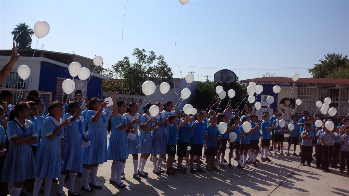 SUELTAN. Estudiantes de nivel básico soltaron globos blancos simultáneamente al cielo, pidiendo que haya Paz en el mundo. (Foto: Heriberto Rodríguez)