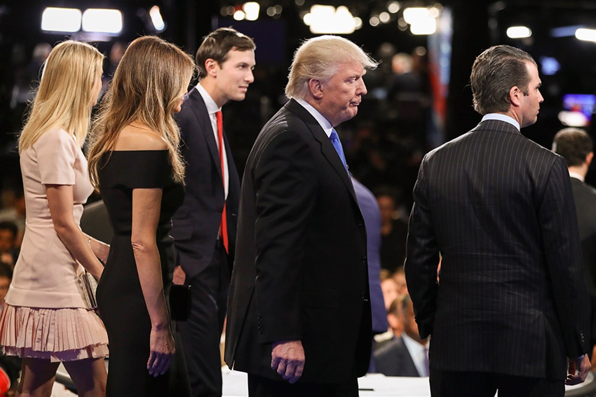 El candidato republicano, Donald Trump, rodeado de su familia tras terminar el primer debate presidencial.