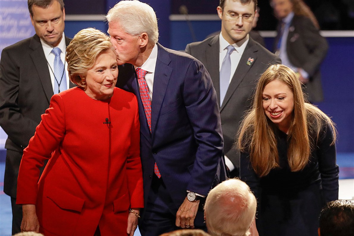 La candidata demócrata, Hillary Clinton, junto a su familia, tras finalizar el primer debate presidencial.