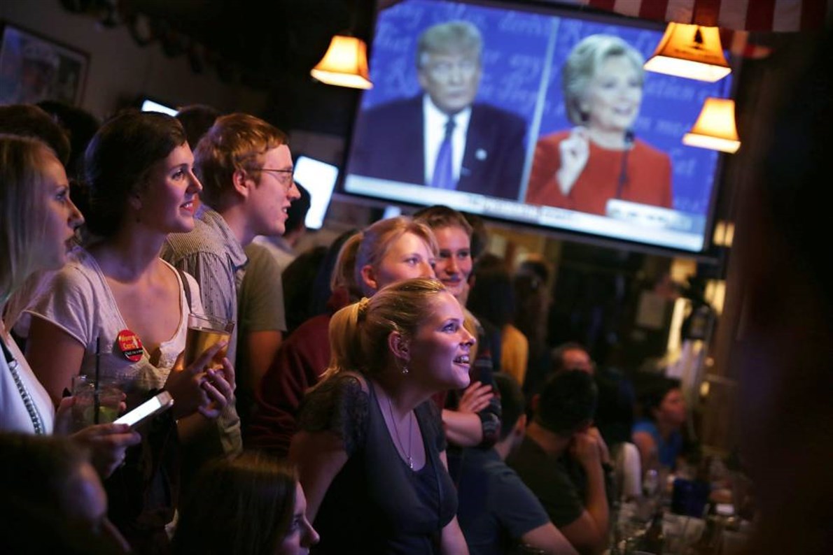 Un grupo de jóvenes siguen el primer debate electoral entre Trump y Clinton en Washington.