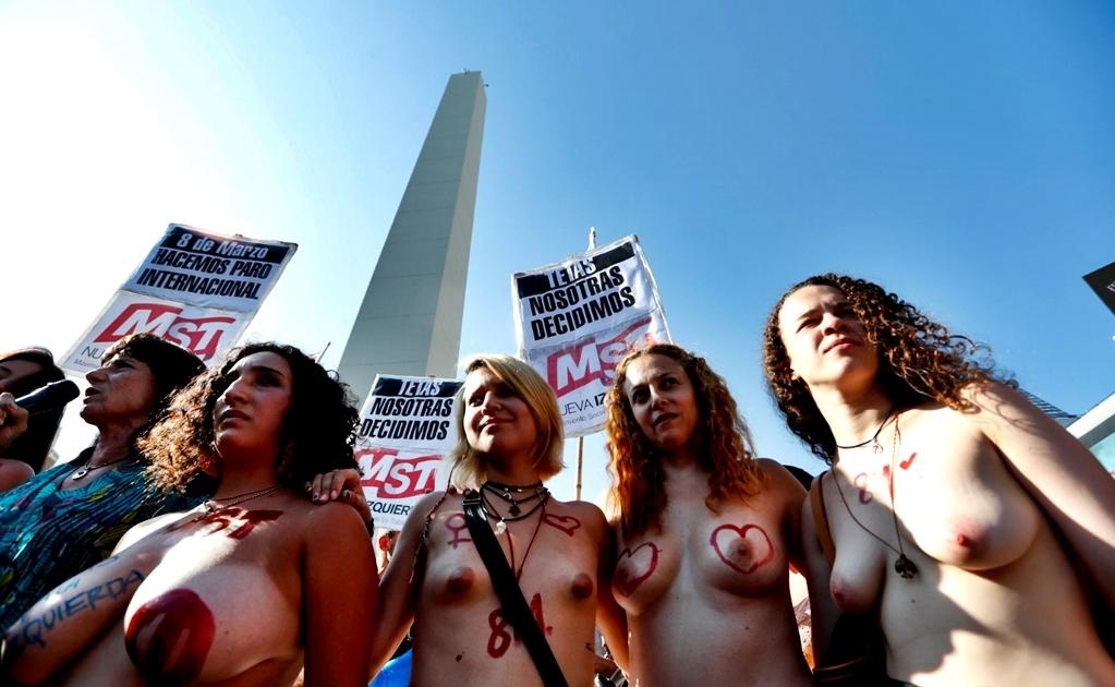Varias decenas de mujeres le declararon la guerra al machismo y proclamaron la libertad de sus cuerpos descubriendo sus senos el martes en pleno centro de Buenos Aires y otras ciudades argentinas. Foto EFE