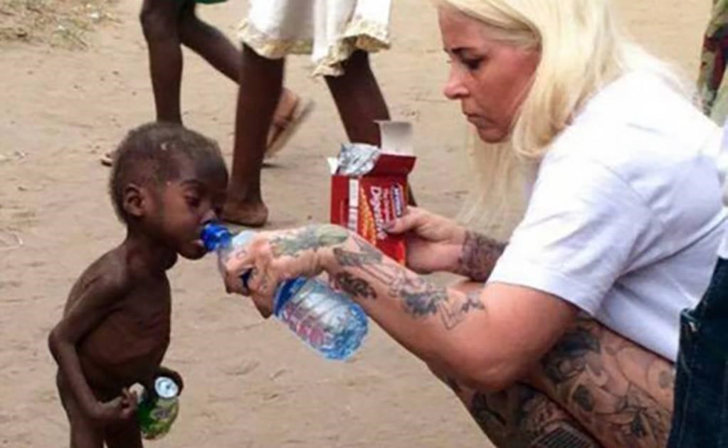 Sucio, hambriento, demacrado, desnudo, desnutrido y con su vientre repleto de lombrices, Hope, un niño de 2 años, fue encontrado deambulando en una calle de Nigeria (Foto: Facebook DINNødhjælp)
