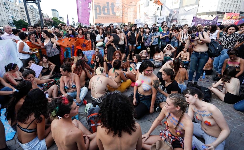 La protesta, denominada Tetazo, fue para repudiar la actitud de la policía contra un grupo de mujeres que tomaban sol topless a fines de enero en una playa pública del sur de Buenos Aires y que fueron expulsadas bajo amenaza de arresto por supuestamente