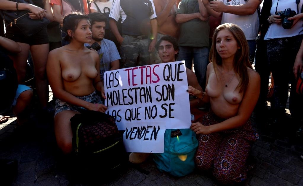 En Rosario, Córdoba y otros grandes centros urbanos se replicó la protesta que se produce en un contexto de movilizaciones callejeras cada vez más frecuentes y campañas en redes sociales de organizaciones de mujeres en defensa de sus derechos y contra la 