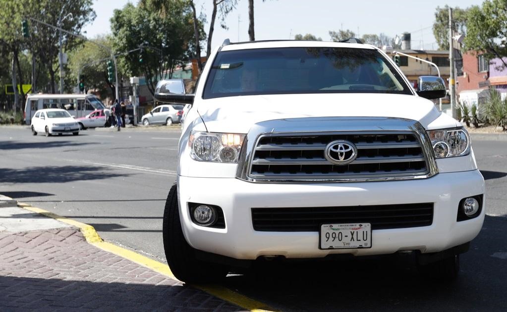 El magistrado José Luis Vargas Valdés arriba a la sede del TEPJF a bordo de una camioneta Toyota Sequoia, cuyo costo ronda el millón de pesos.