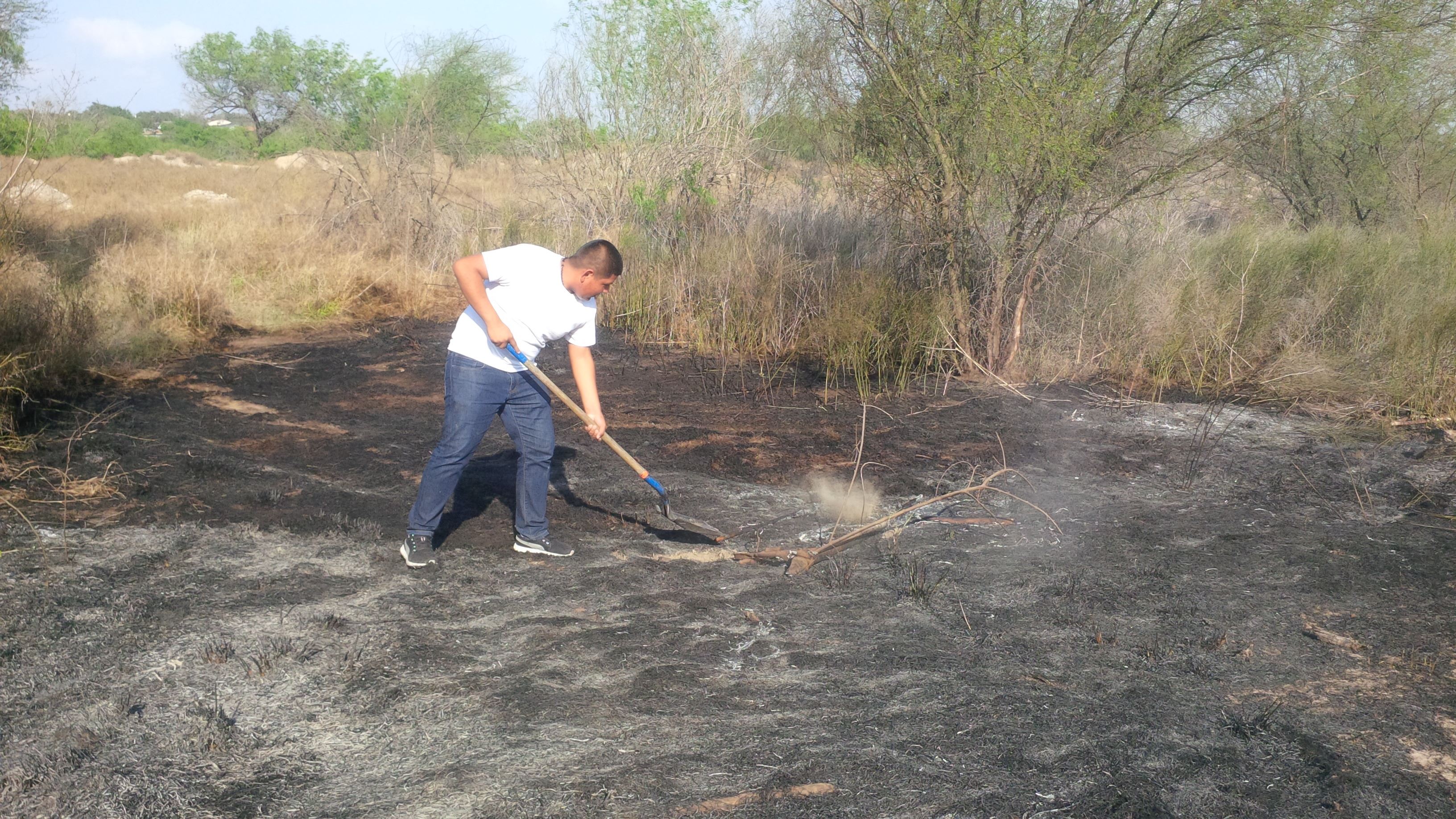 COMBATEN. Voluntarios y elementos de Protección Civil y Bomberos encabezados por Román Hernández, sofocaron el fuego de un incendio forestal.(foto: Heriberto Rodríguez)