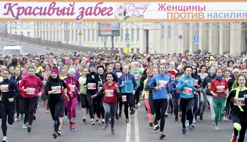 Una multitud de mujeres participa en la carrera de la belleza celebrada con motivo del Día Internacional de la Mujer en Minsk (Bielorrusia).