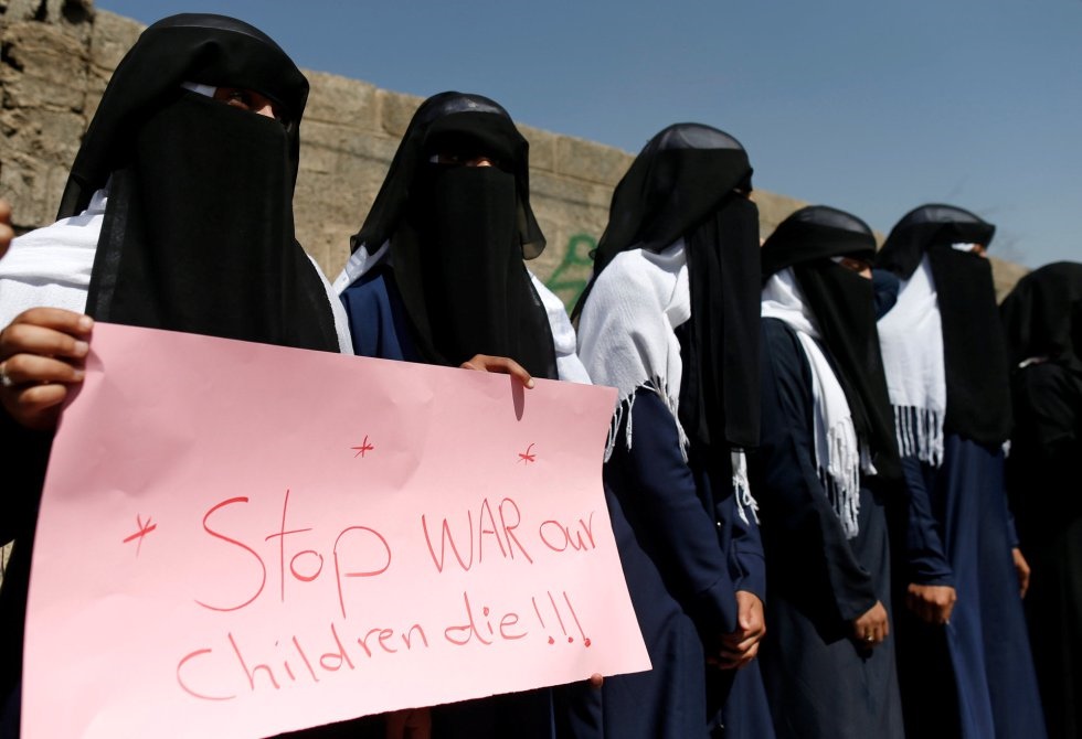 Varias mujeres toman parte en una protesta durante el Día Internacional de la Mujer en las afueras de las oficinas de las Naciones Unidas en Sanaa (Yemen).