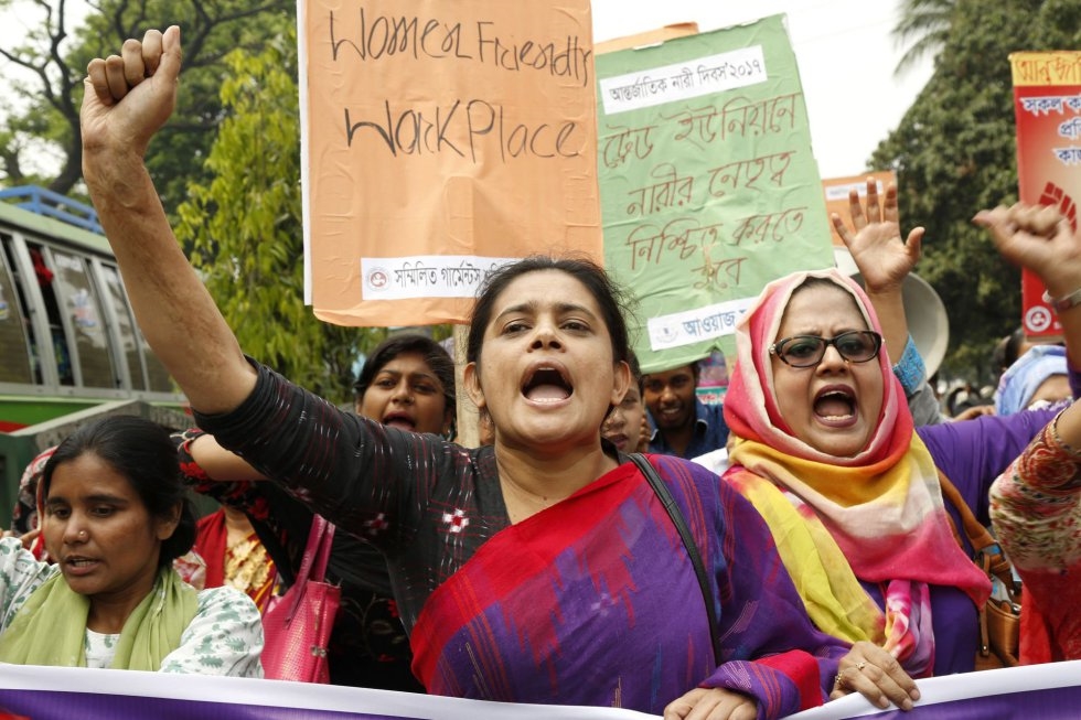 Varias mujeres asisten a una manifestación convocada por el Instituto de Estudios Laborales de Bangladesh con motivo del Día Internacional de la Mujer, en Dacca (Bangladesh).