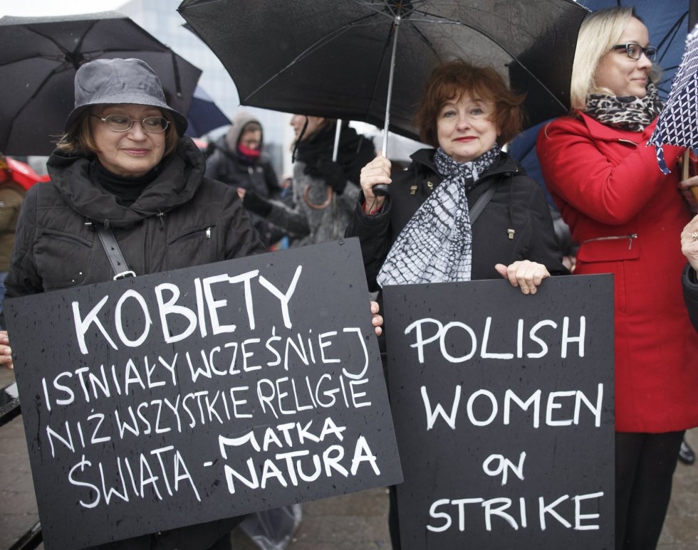 Mujeres polacas se manifiestan mientras secundan la huelga convocada hoy con motivo de la celebración del Día Internacional de la Mujer en los alrededores de la sede de la Comisión Europea, en Bruselas (Bélgica).