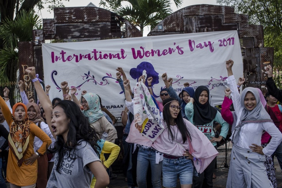Un grupo de mujeres indonesias bailan durante la celebración del Día Internacional de la Mujer en Yogyakarta (Indonesia).