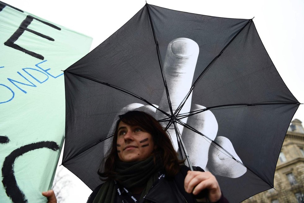 Una mujer sostiene un paraguas durante una manifestación para el Día Internacional de la Mujer en París, Francia.