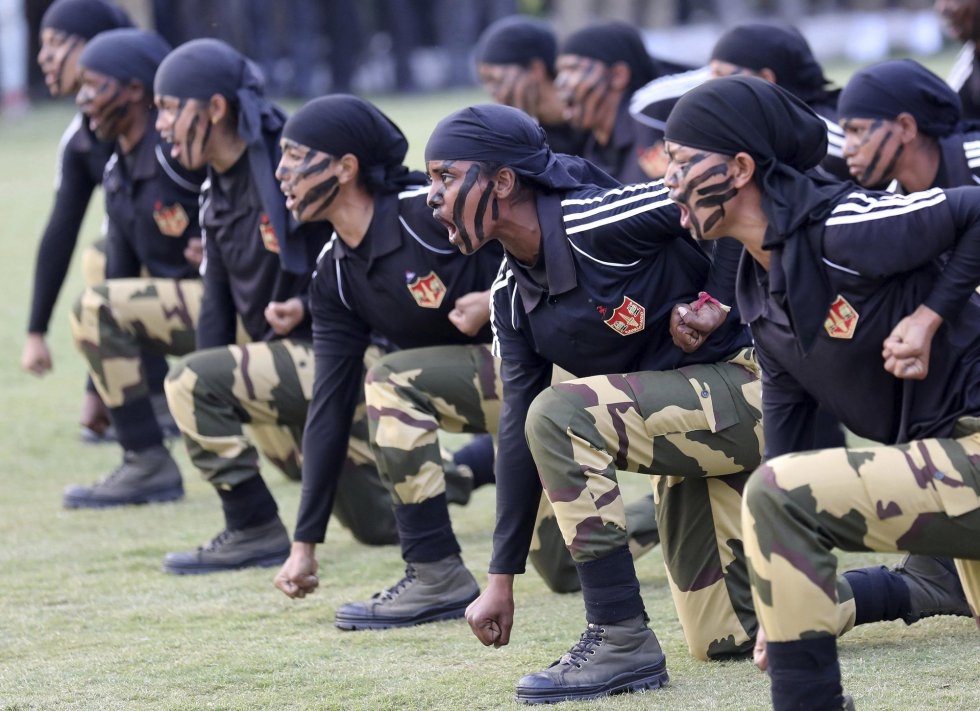 Mujeres soldado de las Fuerzas de Seguridad Fronteriza de la India hacen una demostración de sus habilidades en el combate cuerpo a cuerpo durante un acto celebrado con motivo del Día Internacional de la Mujer en Nueva Delhi (India).