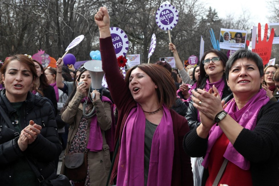 Un grupo de mujeres se manifiesta durante una protesta con motivo del Día Intenacional de la Mujer, en Anakara (Turquía).