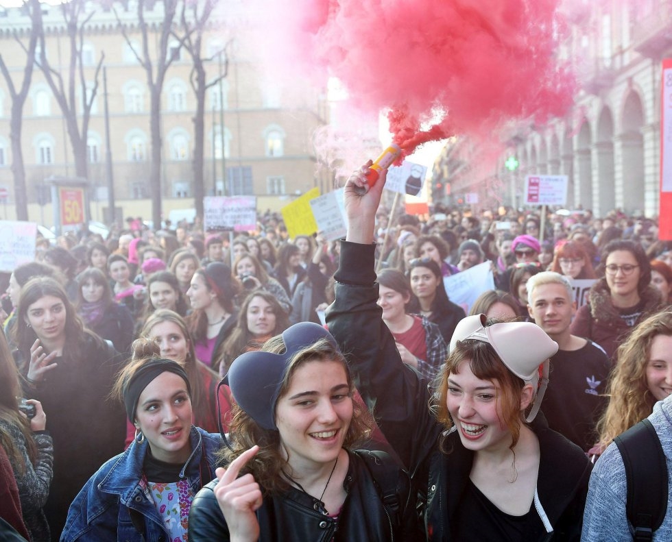 Ciudadanos asisten a una marcha durante el Día Mundial de la Mujer, en Turín (Italia).
