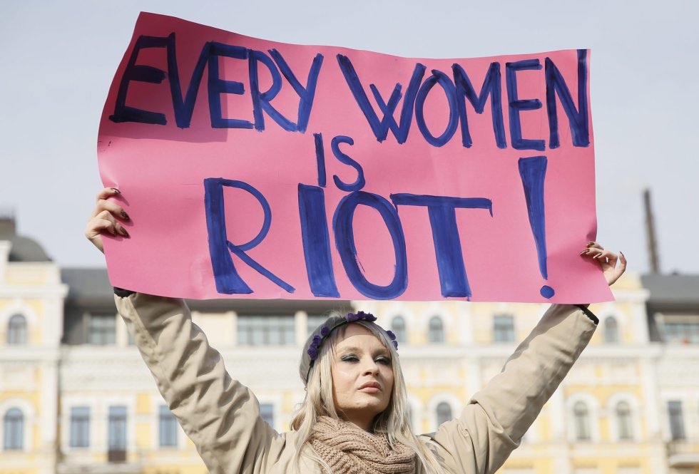 Una mujer sostiene una pancarta durante una manifestación a favor de la igualdad de género y contra la violencia, durante el Día Internacional de la Mujer en Kiev (Ucrania).