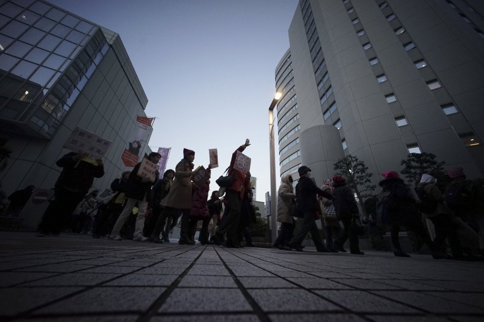Numerosos participantes marchan en una protesta por el Día Internacional de la Mujer en Tokyo (Japón). Alrededor de 200 mujeres se han reunido para marchar contra las desigualdades salariales, el acoso sexual y otros desafíos a los que se enfrenta este co