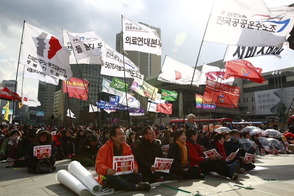 Una multitud asiste a una manifestación convocada con motivo del Día Internacional de la Mujer en Seúl (Corea del Sur).