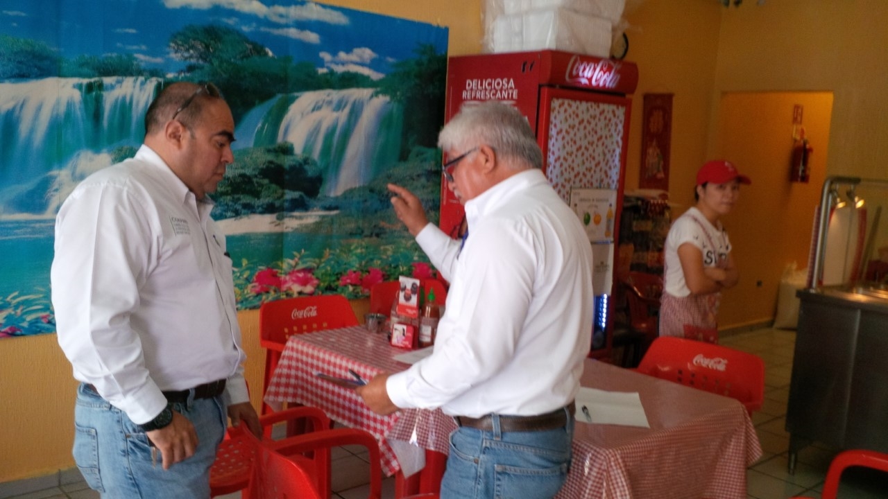 SUSPENDEN. Personal de la Coepris encabezadas por el coordinador regional, Rigoberto Cantú Cantú, procedieron con la suspensión de actividades de un restaurante de comida China.