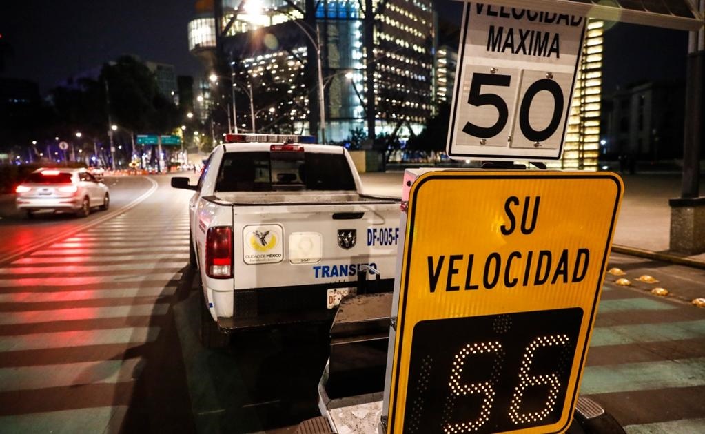 Velocidades mayores a 50 kilómetros por hora se registran en vehículos que circulan sobre Paseo de la Reforma, a pesar de que esté prohibido en el Reglamento de Tránsito de la Ciudad de México.