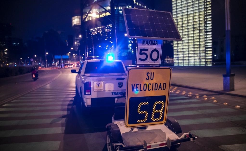 Una semana después de que se registrara un accidente vehicular en la esquina de Lieja y Paseo de la Reforma, donde cuatro personas perdieron la vida, policías de tránsito colocaron un radar de velocidad, el cual tiene la intención de concientizar a los au