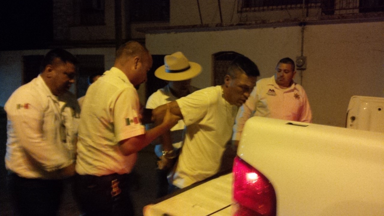 ESPOSAN. El ebrio Javier Domínguez fue esposado y arrestado por los agentes viales que implementaron una redada de briagos detectados el fin de semana, concluyendo hasta la noche del domingo.