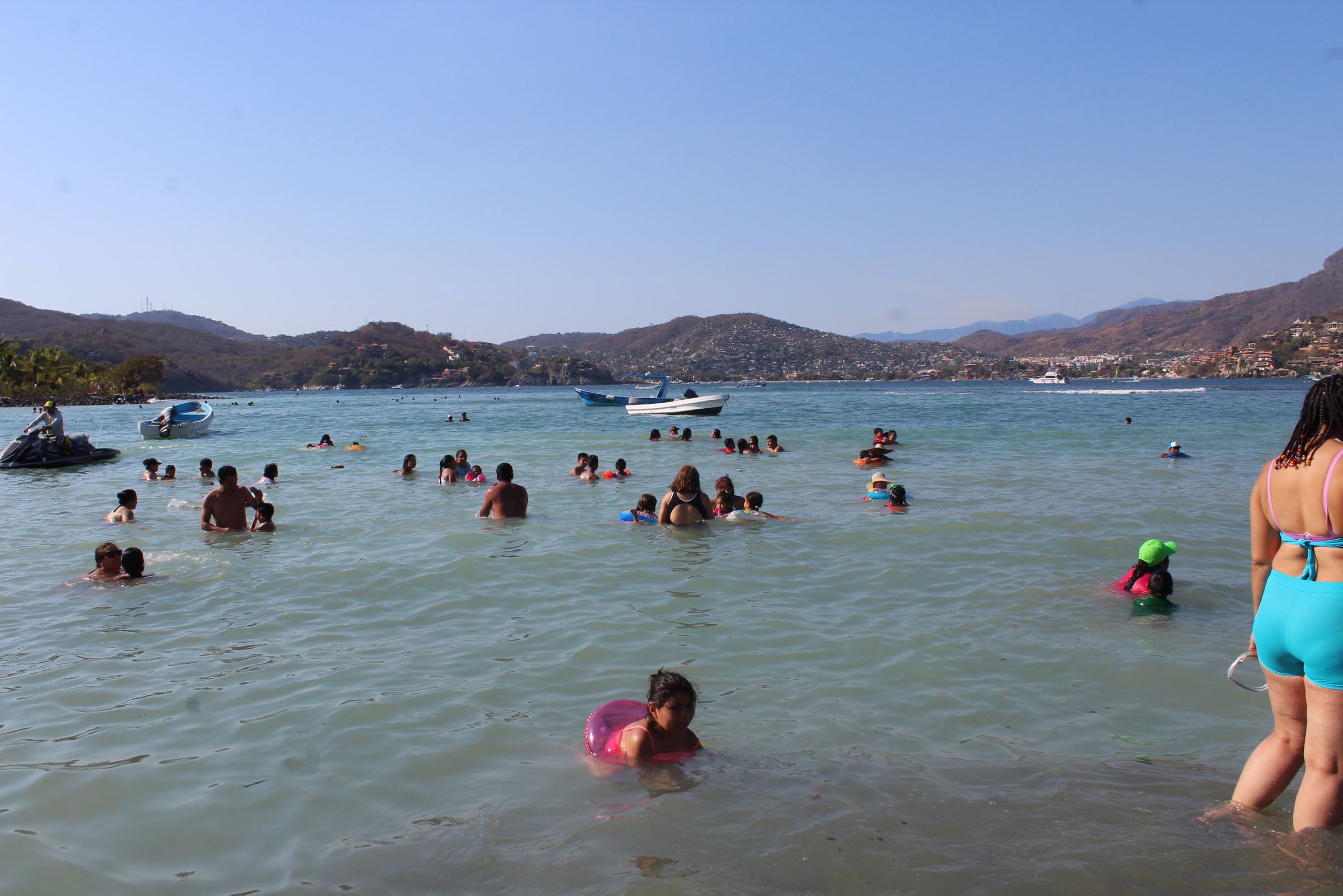 Las playas mexicanas recibieron a cientos de turistas nacionales e internacionales en este periodo vacacional 2017 de semana santa en el estado de Guerrero. (Notimex)