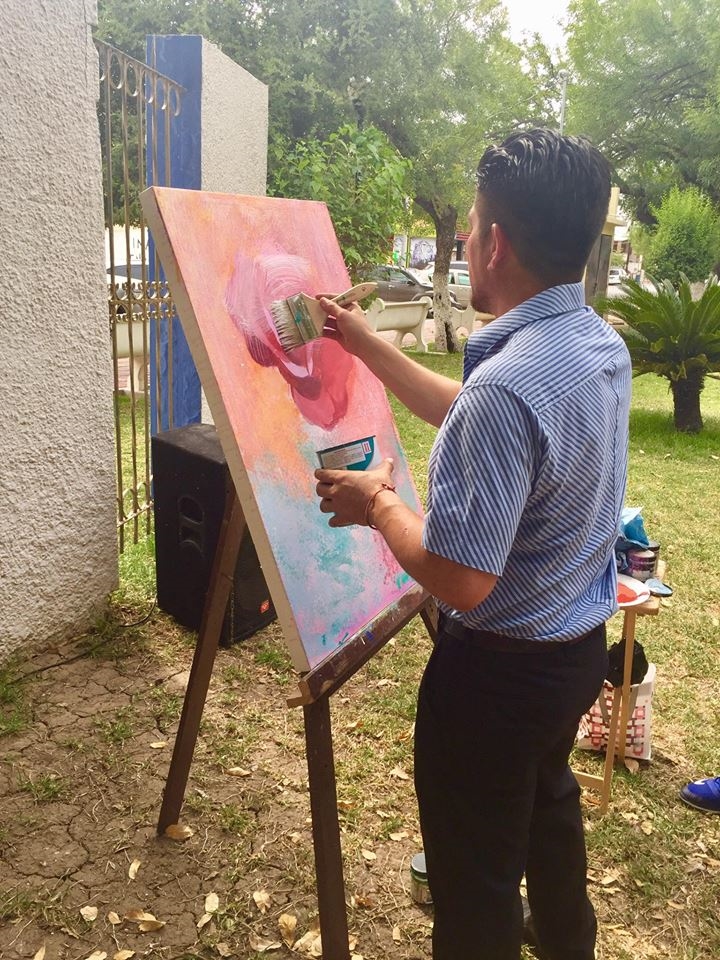 ELABORAN. El Master Juan Esteban Rodríguez Piña, elaboró una muestra de los trabajos de pintura que se pueden realizar en tan solo varios minutos, dando una explicación en cada etapa del proceso de avance. (Foto: Heriberto Rodríguez)