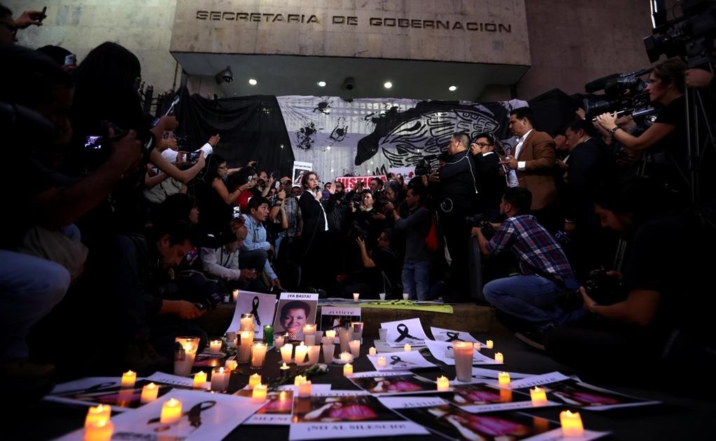 Periodistas, colectivos, organizaciones, comunicadores independientes y defensores de derechos humanos realizaron esta noche una concentración frente a la Secretaría de Gobernación (Segob) para exigir justicia por el homicidio de Javier Valdez. Foto: Vale