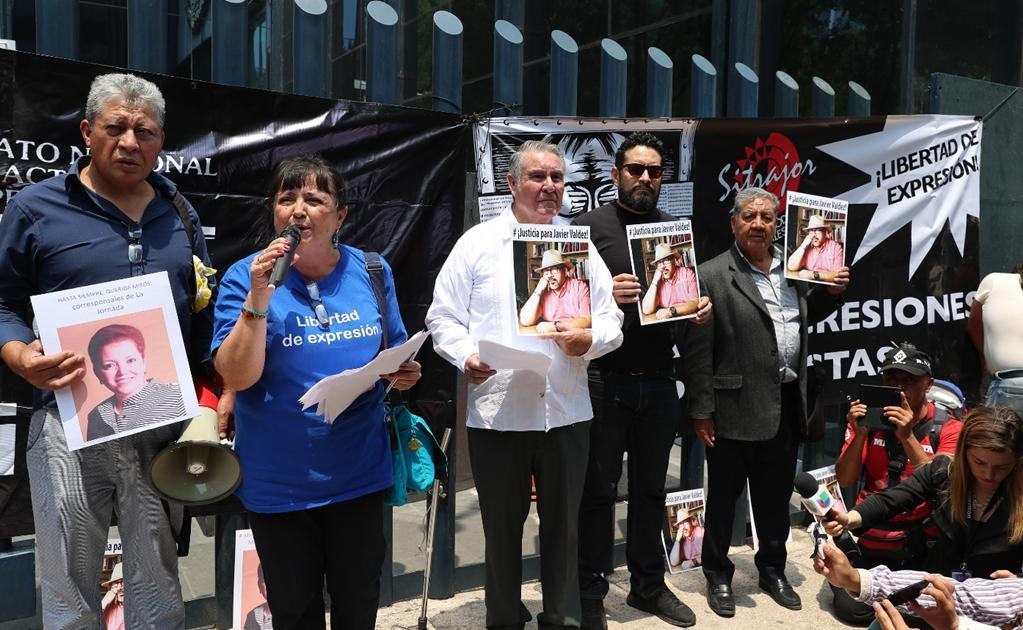 Por la tarde, Integrantes de la Casa de los Derechos de los Periodistas y del Sindicato de Trabajadores de La Jornada exigieron justicia frente a la PGR para los periodistas ejecutados en este año: Cecilio Pineda, director de La Voz de la Tierra Caliente 