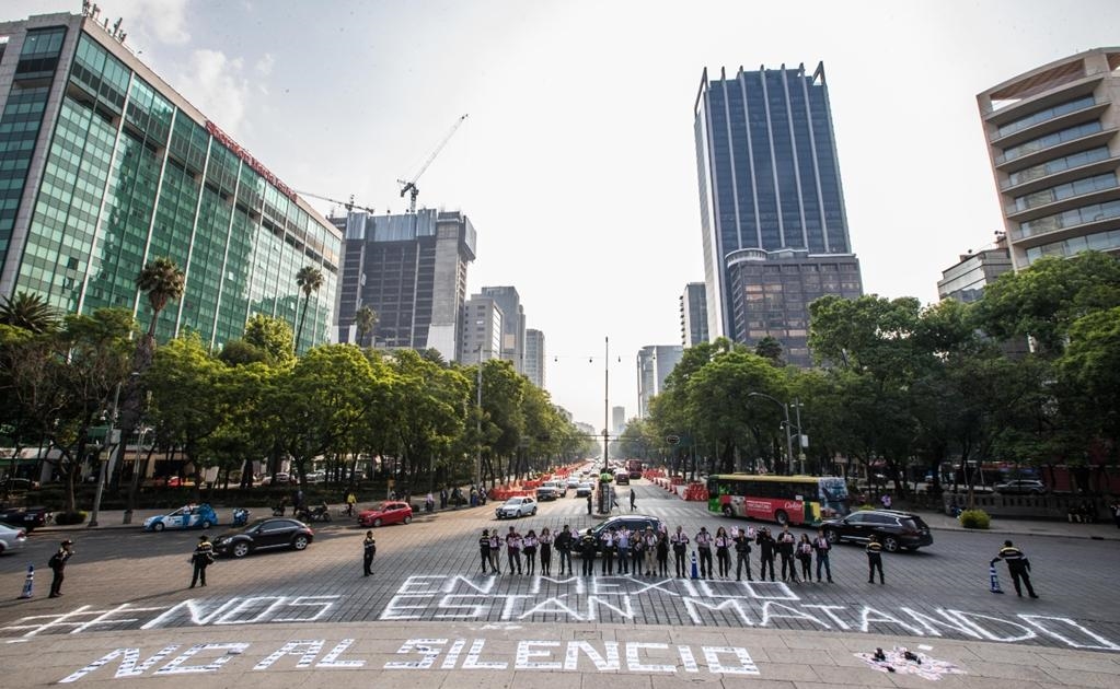 En la mañana al pie del Ángel de la Independencia, un grupo de alrededor de 30 periodistas alertó sobre la situación del gremio en el país con la frase: #NosEstánMatando. Foto: Germán Espinosa/EL UNIVERSAL