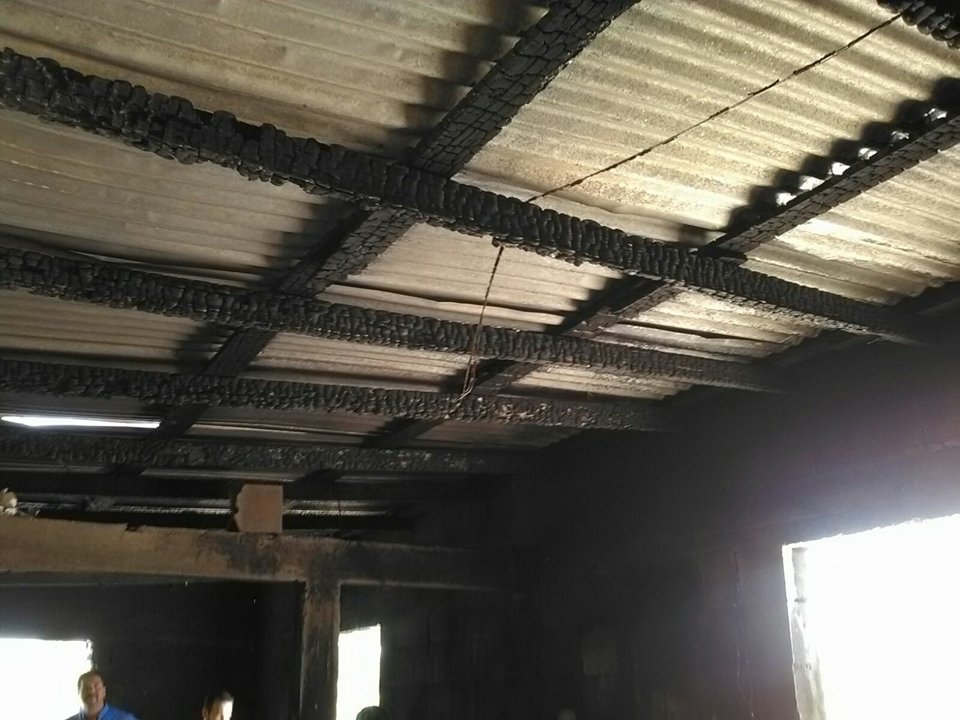 CONSUMIDOS. Toda la estructura de madera que sostiene el techo de lámina de la casa que se incendió, fue arrasada por el fuego.(foto: Heriberto Rodríguez)