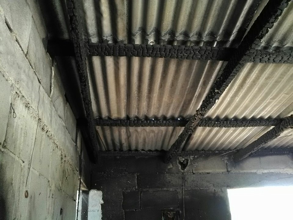 QUEMADOS. Los barrotes que sostienen el techo de lámina de la vivienda, quedaron prácticamente convertidos en cenizas.(foto: Heriberto Rodríguez)