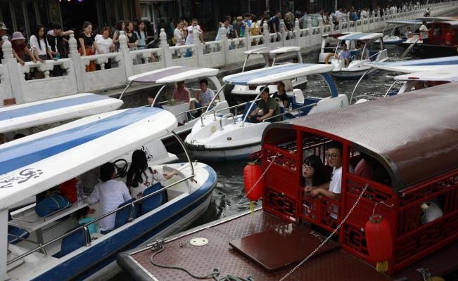 Ciudadanos chinos montan en barcos durante la celebración del Festival de los Barcos Dragón. Foto: EFE