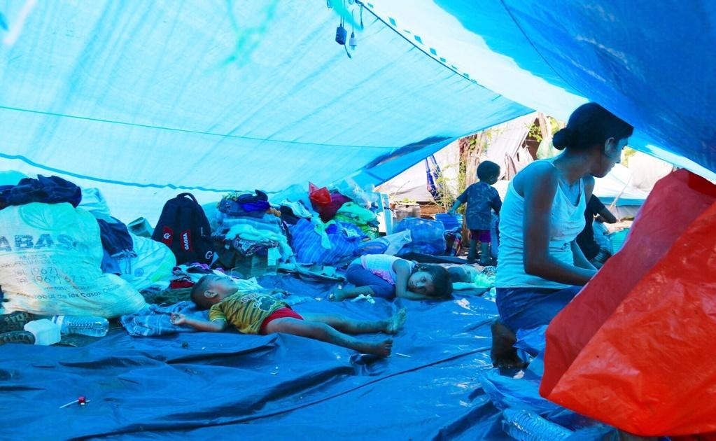 En medio del lodo y mosquitos, los refugiados instalaron casas de campaña y de cartón, incluso debajo de lonas, viven niños, mujeres embarazadas y personas de la tercera edad.  Foto: Luis Manuel López