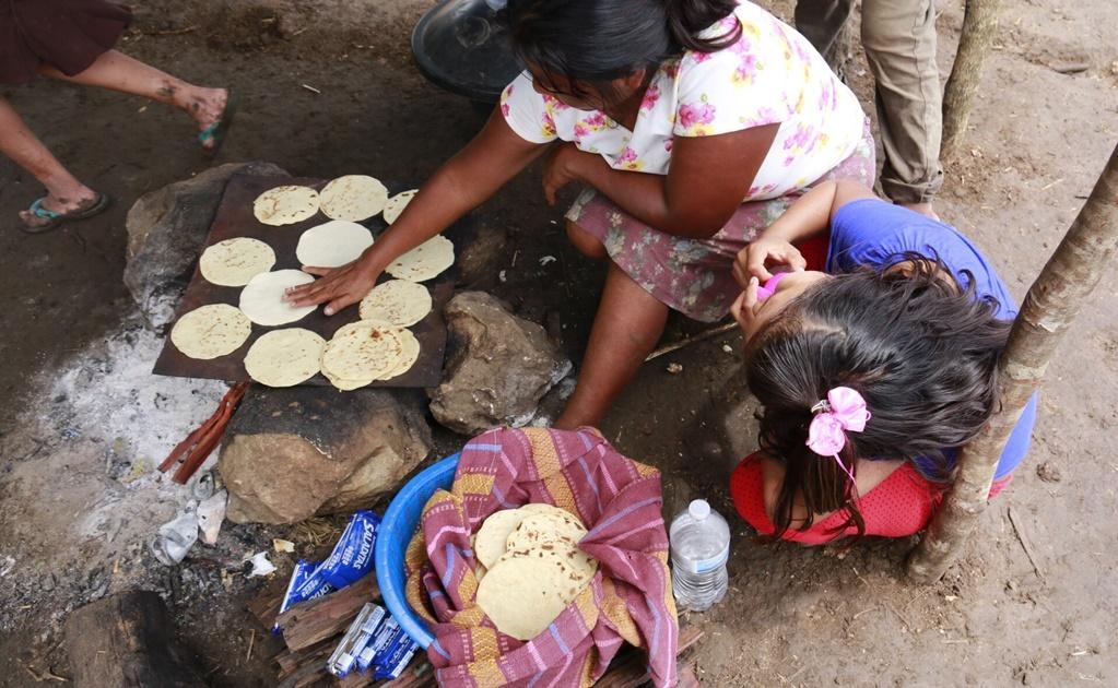 En la comunidad de El Desengaño, les ofrecen comida, ropa y agua, mientras regresan a su país, pues los refugiados claman regresar a sus tierras. Foto: Luis Manuel López