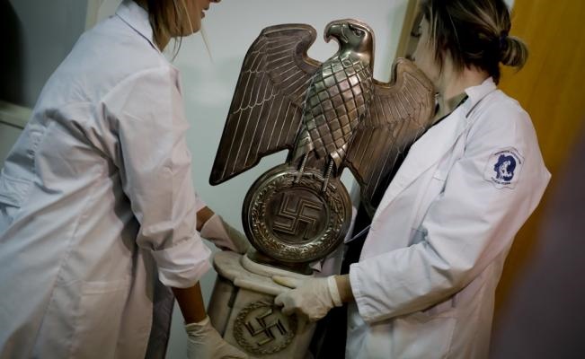 En una habitación oculta en una casa de Buenos Aires, la policía local dio con la que presumiblemente es la colección más grande de objetos originales de la Alemania nazi. Foto: AP