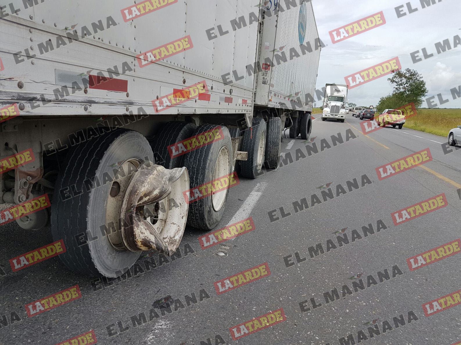TRAILER. La camioneta Chevrolet, primero se impactó con los neumáticos de la segunda caja de un tráiler. EL MAÑANA / Enrique Manilla