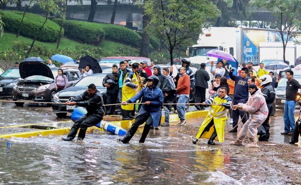 El director de Fortalecimiento Institucional del Sacmex, MIguel Ricaño, detalló que se trata de una lluvia superior a los 50 milímetros por lo que se le considera una tromba, la cual por su duración ha propiciado las diversas inundaciones que se reportan 