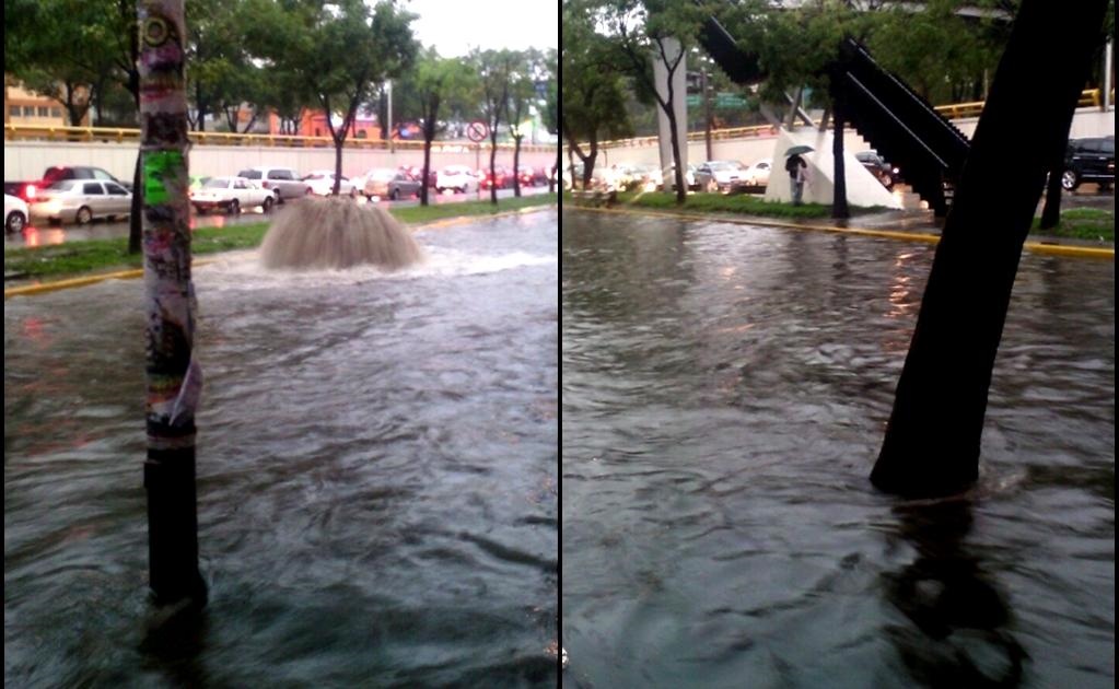 Debido a la acumulación de agua de lluvia en la lateral de Circuito Interior, entre Marina Nacional y México Tacuba, el agua brotó de las alcantarillas. Foto Rebeca Jiménez
