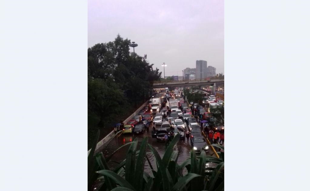 Largas filas de autos se observan en Circuito Interior luego que se inundó en el tramo a la altura de Reforma en ambos sentidos. Foto de Miguel Ángel Garnica