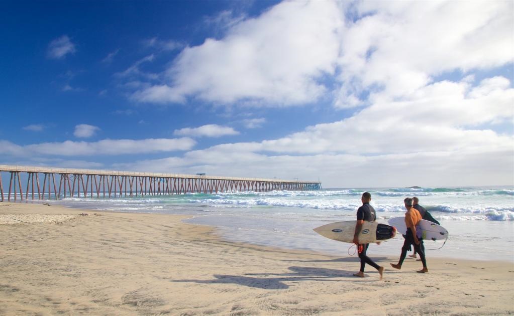 La playa de Rosarito, a una hora de Tijuana, es ideal para practicxar surf. (Foto: Cortesía City Express)